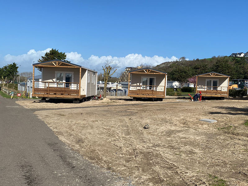 installation des mobilhome 1 chambre au camping Mirabel l'Ermitage, Granville, Manche