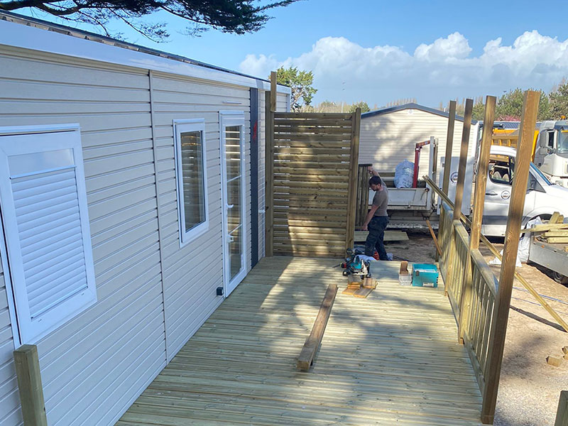 aménagement de la terrasse sur un mobilhome 3 chambres à Granville dans la Manche